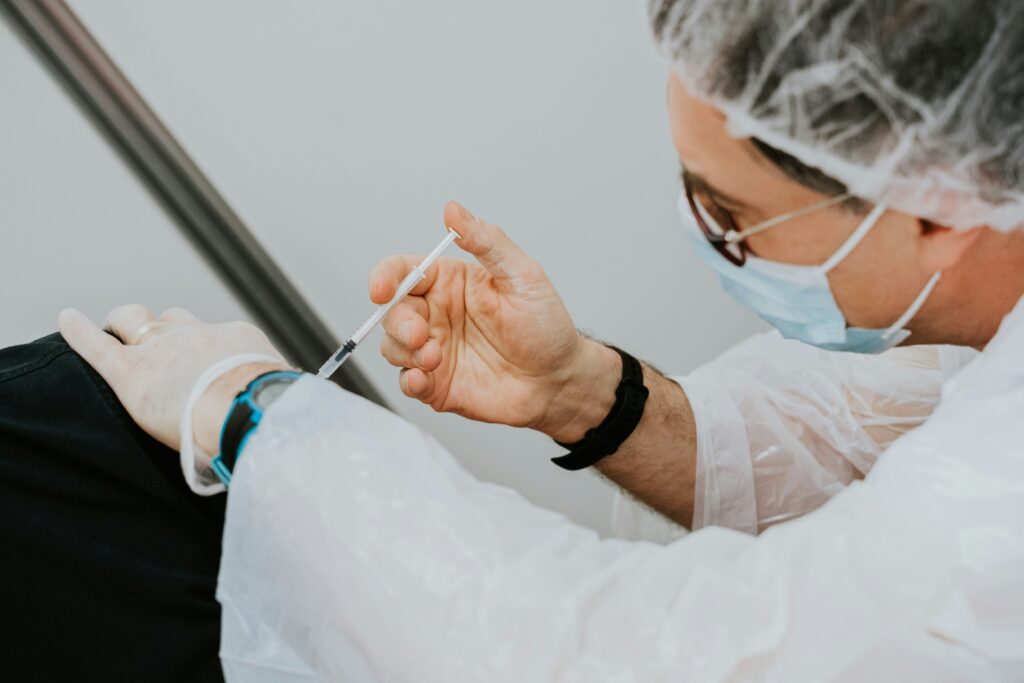 Um profissional da saúde aplicando uma vacina da gripe.