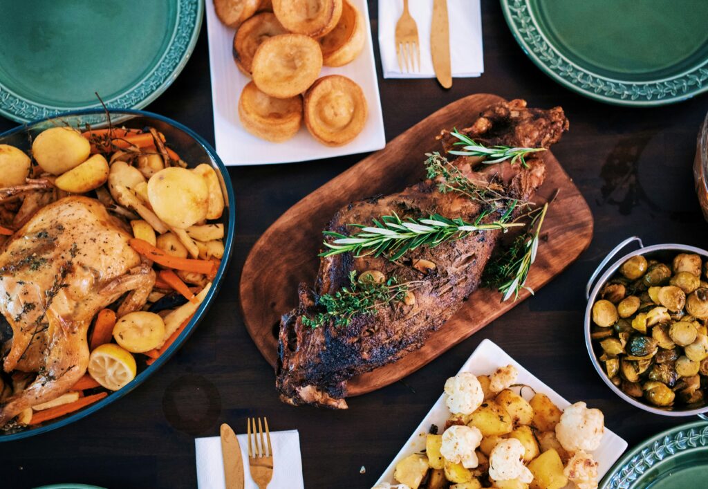 Mesa com vários tipos de alimentos expostos, demonstrando que a alimentação pode ser poderosa para quem tem colesterol alto.