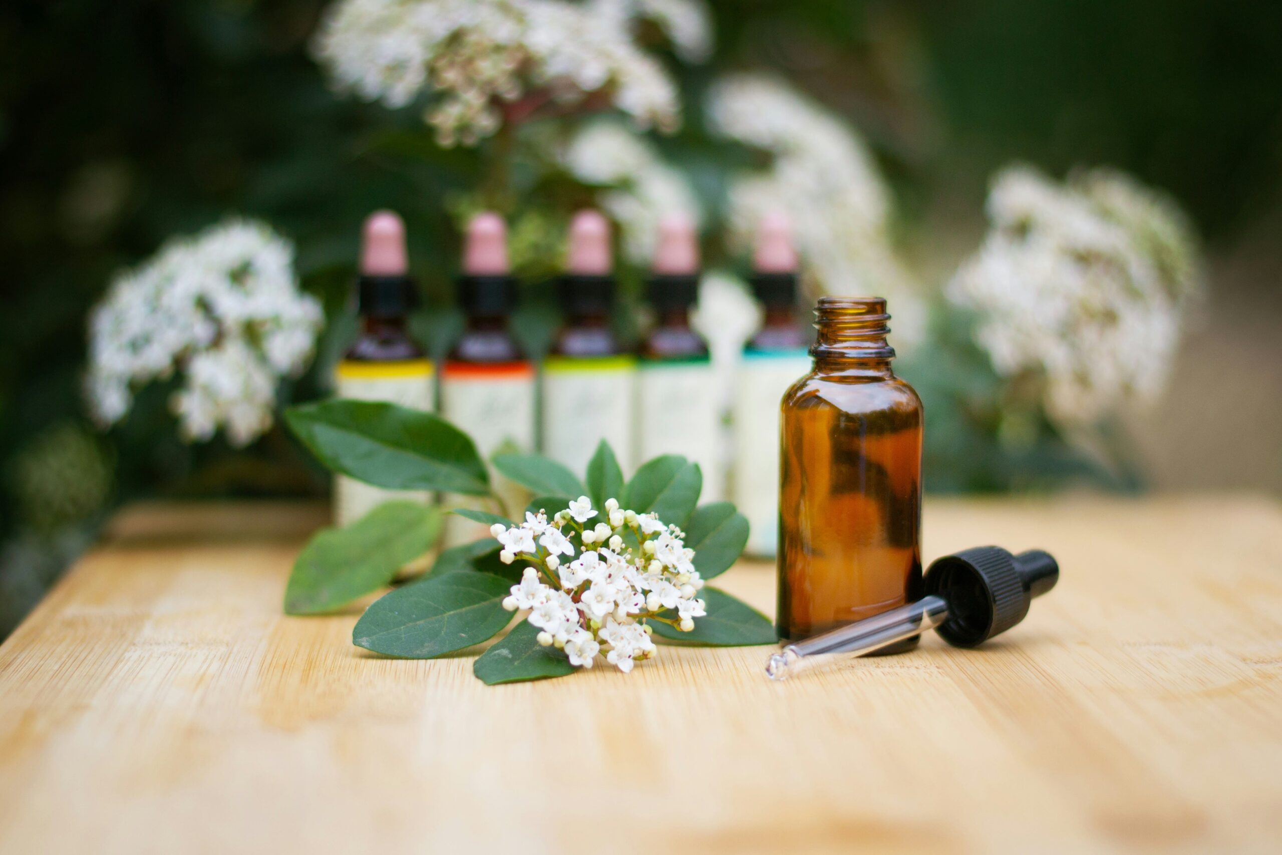 Imagem de uma mesa com alguns produtos farmacêuticos naturais, representando uso de medicamentos naturais nas terapias naturais. Foto de Ayla Verschueren na Unsplash